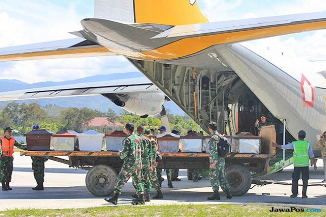Peti-peti jenazah korban kekejaman kelompok kriminal separatis bersenjata (KKSB) Papua dari Wamena ke Timika dengan menggunakan pesawat, Kamis (6/12). (Deny/Cenderawasih Pos/Jawa Pos Group)