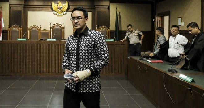Gubernur Jambi Non Aktiv Zumi Zola Usai Pembacaan Vonis di Pengadilan Tindak Pidana Korupsi (Tipikor) Jakarta, Kamis (6/12).