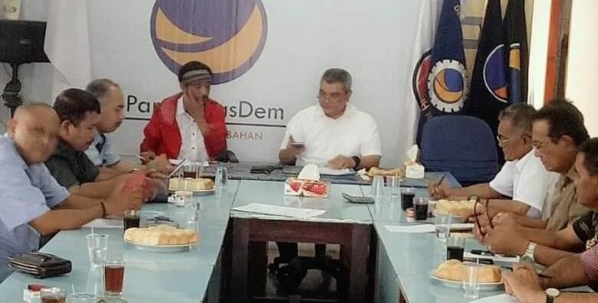 Ketua tim kampanye daerah pasangan Joko Widodo-Maruf Amin, Agus Roni memimpin pertemuan bersama parpol pengusung dan pendukung.