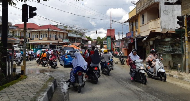 Kemacetan panjang yang terjadi di Sungai Penuh.