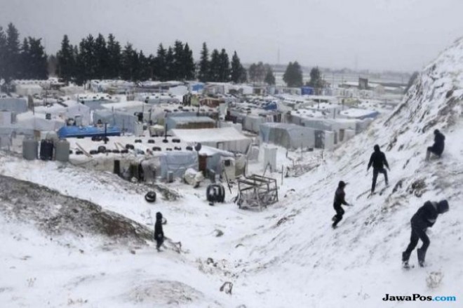 Seperti bulan Desember, Januari juga saatnya musim dingin. Saat pengungsi berjuang melawan hawa dingin menusuk tulang (BBC)