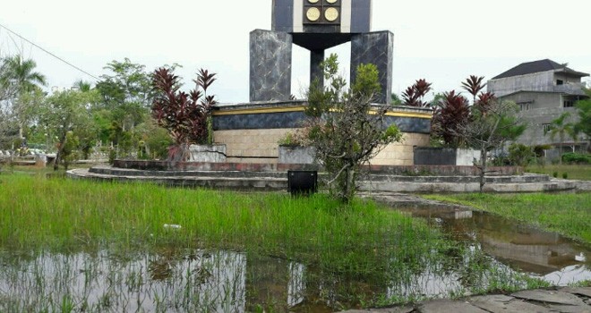 Tugu Adipura Sarolangun yang terletak di Simpang Komplek Kantor Bupati Sarolangun.