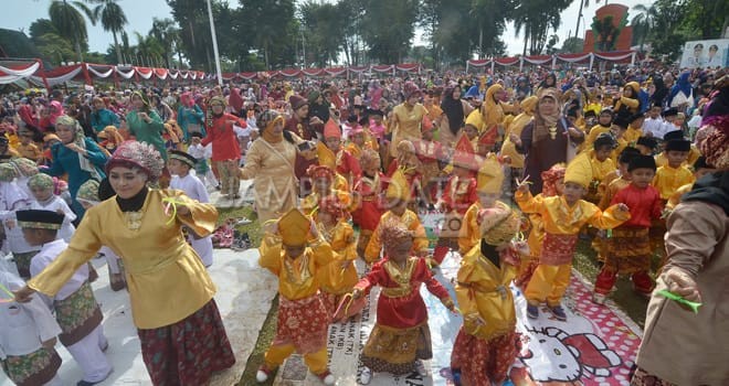 REKOR MURI: Ribuan anak PAUD menari zapin berayun di lapangan utama Kantor Walikota Jambi (9/12) kemarin./ Foto: M.RIDWAN/JAMBIEKSPRES 