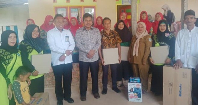 Anggota Komisi IX DPRI, Kaper BKKBN Provinsi Jambi foto bersama warga yang mendapatkan hadiah doorfraz.