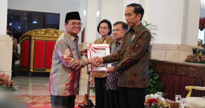Pelaksana Tugas (Plt) Gubernur Jambi, Fachrori Umar, menerima Daftar Isian Pelaksanaan Anggaran (DIPA) Tahun Anggaran 2019 dari Presiden Republik Indonesia, Joko Widodo (Jokowi) di Istana Negara, Jakarta, Selasa (11/12).