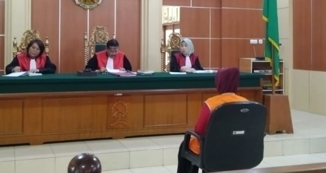 Titi Sumarni saat mendengarkan vonis hakim di ruangan sidang Pengadilan Negeri Jambi, Selasa (11/12).