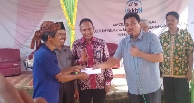 H Handayani berikan hadiah dorfraz kepada warga.