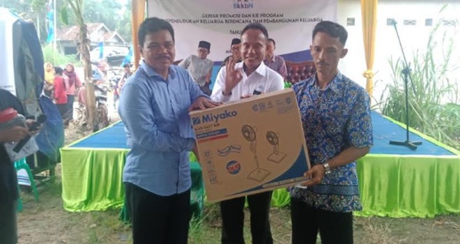 Anggota Komisi IX DPRI, Kaper BKKBN Provinsi Jambi serahkan hadiah doorfraz.
