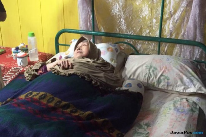 Mak Nyak tetap semangat syuting film Si Doel The Movie 2, walaupun hanya bisa berbaring di tempat tidur. (Yuliani NN/JawaPos.com)