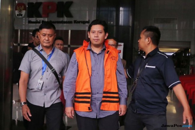 Bupati Cianjur Irvan Rivano Muchtar saat digelandang ke KPK. (Fedrik/Jawa Pos)