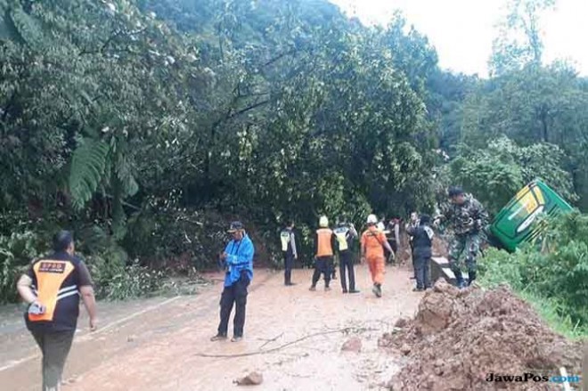 Kondisi Panorama Dua Sitinjau usai longsor menghantam tiga unit mobil dan makan satu korban jiwa. (Dok. BPBD Kota Padang)