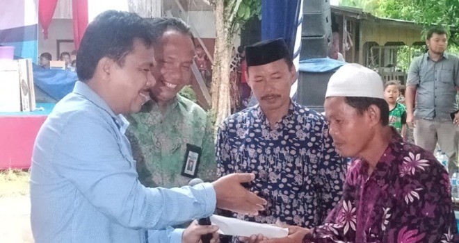 H Handayani berikan hadiah dorfraz kepada warga.