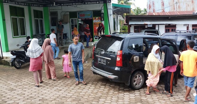 Warga Desa Rambutan Masam, Muara Tembesi, dirawat di Puskesman karena diduga keracunan makanan Jumat (14/12)