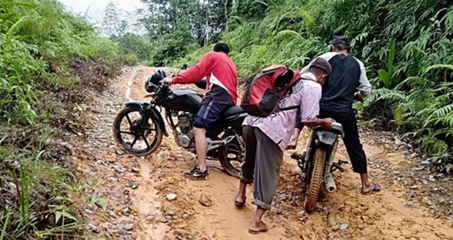Perjuangan Kepala SD Dusun Marige Bungo ke Sekolah.