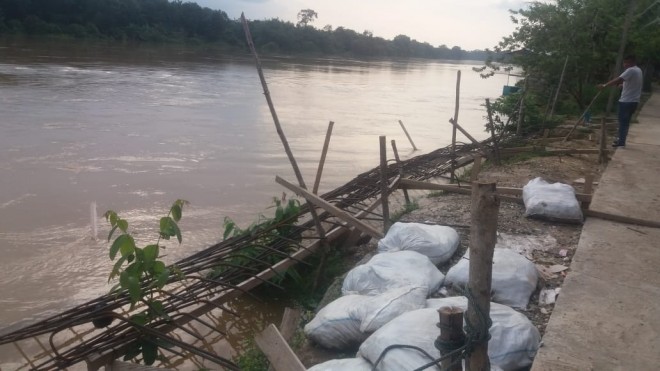 Kondisi penggerjaan turap Mandiangin Seberang yang tidak selesai.