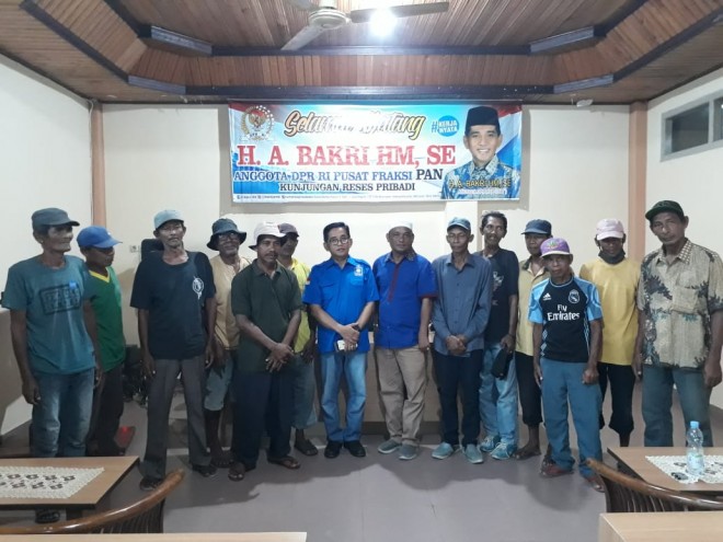 Anggota DPR RI H Bakri usai berdialog dengan warga di Kuala Tungkal (FOTO IST FOR JAMBIEKSPRES)