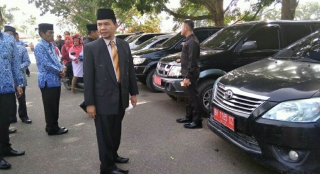 Bupati Kerinci, Adirozal saat mengecek sejumlah Mobnas di lapangan kantor Bupati Kerinci.