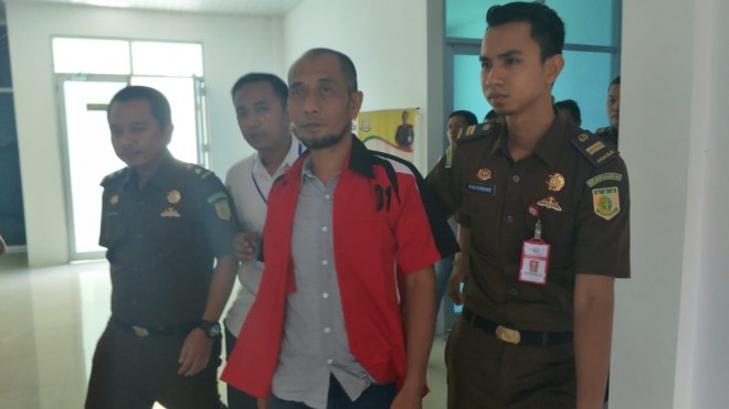 Isnedi saat digiring oleh jaksa di Merangin. Foto : Wiwin Saputra / Jambi Update