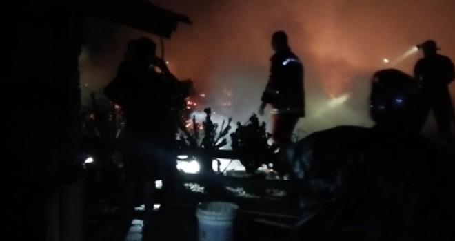 Terlihat petugas saat berupaya memadamkan api yang melalap 4 rumah non permanen di RT 39, Kelurahan Kenali Asam Bawah, Kecamatan Kota Baru, Kota Jambi, malam ini(18/12). Foto : Ist For Jambi Update