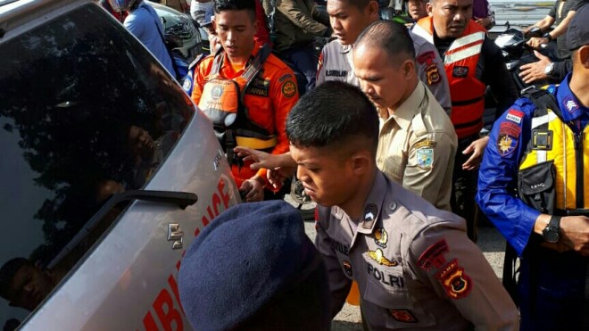 Petugas saat mengevakuasi korban /foto: ist for jambiupdate