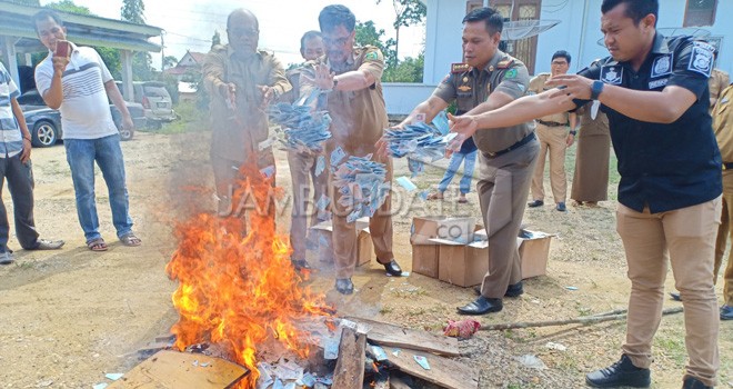 Pemkab Tebo saat memusnahkan 9.570 keping e-KTP. Foto : Munasdi / Jambi Update