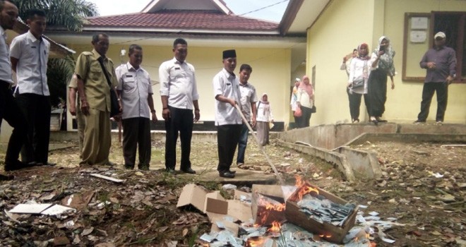 Dukcapil Sarolangun melakukan pemusnahan KTP- E yang rusak. Foto : Hadinata