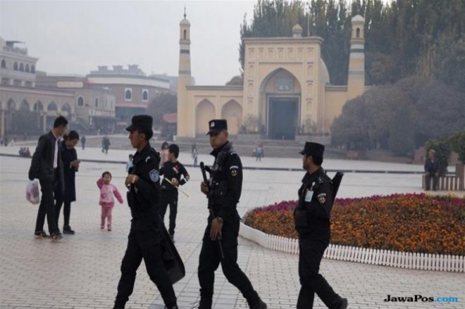 Polisi Tiongkok selalu berjaga-jaga di wulayah Muslim Uighur (Al Jazeera)