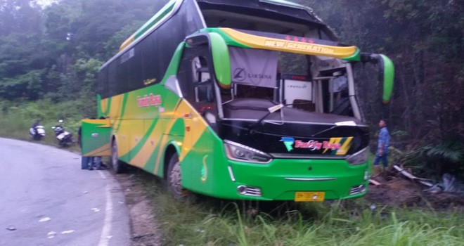 Kondisi mobil Bus Family Raya yang rengsek parah di bagian depan saat dievakuasi petugas di tikungan KM 16 Desa Sungai Alai, Kecamatan Tebo Tengah, Kabupaten Tebo, Rabu (19/12). Foto : Munasdi / Jambi Update