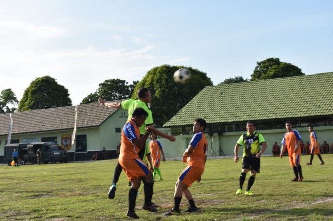 Pangdam saat menyundul bola ke gawang tim wartawan. Foto : Ist For Jambi Update