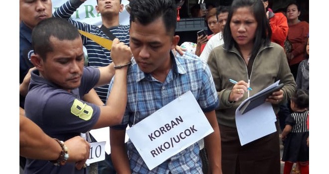 Tersangka Arpin Harahap saat meragakan aksinya menghabisi korban Ucok ketika rekonstruksi di Jalan Mr Assad, Kelurahan Sungai Asam, Kecamatan Pasar, Kota Jambi, Rabu (19/12). Foto : Ist For Jambi Update