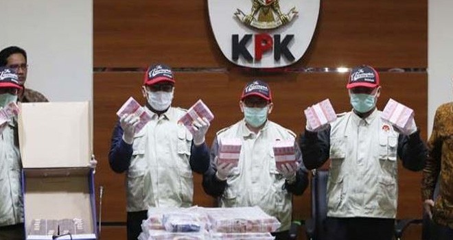 Wakil Ketua KPK Saut Situmorang menunjukkan barang bukti hasil OTT di Kemenpora RI. Foto : Pojoksatu
