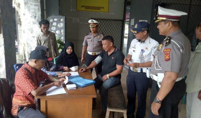 Petugas saat melakukan cek urine terhadap sopir mobil angkutan di Terminal Alam Barajo.Foto : Ist For Jambi Update