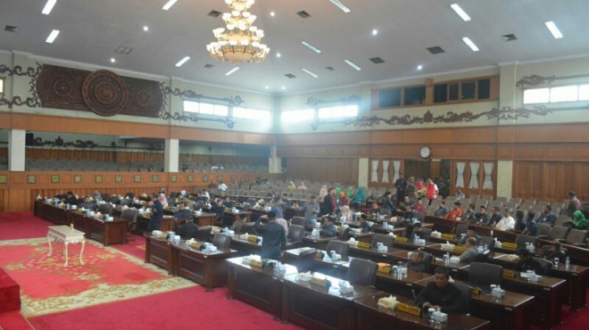 PELANTIKAN : Anggota DPRD Provinsi Jambi berada di ruang sidang Paripurna. PAW rampung pengganti, dua anggota baru segera dilantik.