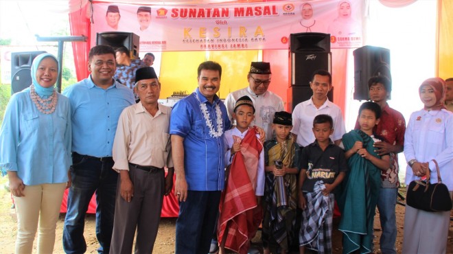 Sutan Adil Hendra saat kegiatan Sunatan Massal. 