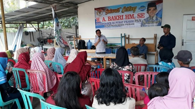 H Bakri bersama warga Kenali Asam Atas. (Foto:Istimewa)