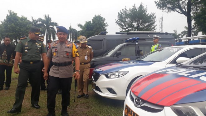 Kapolda saat melakukan pengecekan pasukan saat apel pasukan Operasi Lilin di lapangan Polresta Jambi.