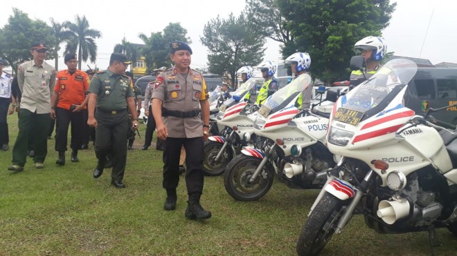 Kapolda saat melakukan pengecekan pasukan saat apel pasukan Operasi Lilin di lapangan Polresta Jambi.