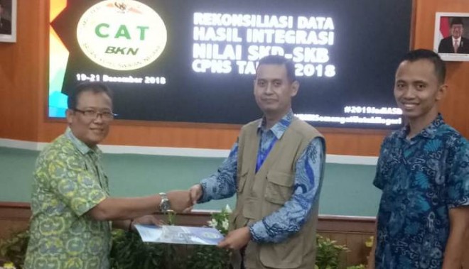 Waldi Bakri, Kepala BKPSDM Sarolangun saat berada di BKN. Foto : Ist