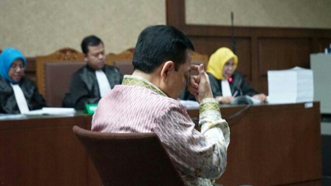 Setya Novanto saat duduk di kursi pesakitan dalam sidang perkara kasus dugaan korupsi e-KTP yang melilitnya, di PN Tipikor Jakarta (Issak Ramadhan/JawaPos.com)