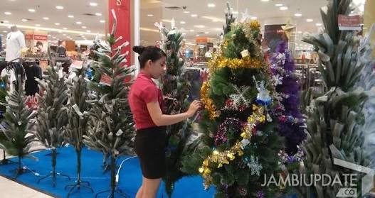 Pohon pohon natal yang di pajang di salah satu Mall di Kota Jambi. Foto : Dok Jambi Update