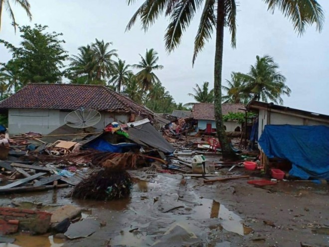 Tsunami atau gelombang tinggi yang melanda kawasan pantai di Banten dan Lampung.