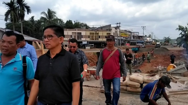 H Bakri meninjau jembatan di Bungo. Foto: Ist