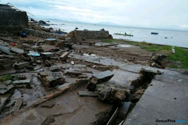 Kondisi Pantai Anyer, Banten setelah diterjang tsunami, Minggu (22/12) malam. (Istimewa)