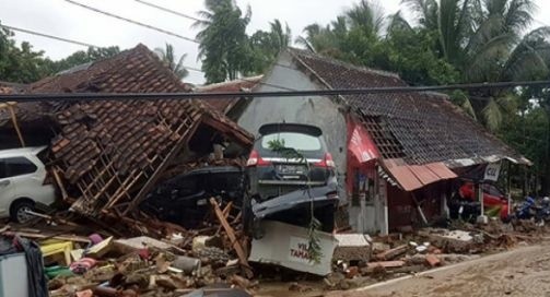 Mobil yang tersangkut di reruntuhan rumah usai di terjang tsunami Selat Sunda. Foto : Kemensos / AFP