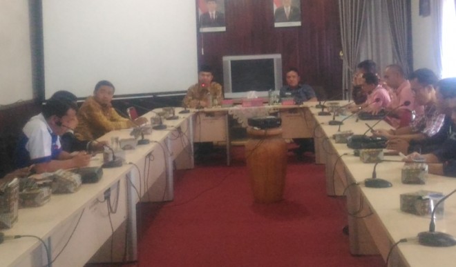 Bupati Kerinci Adi Rozal saat menggelar jumpa pers terkait anggaran penyelesaian konflik di Kerinci. (FOTO GUSNADI/JAMBIUPDATE)