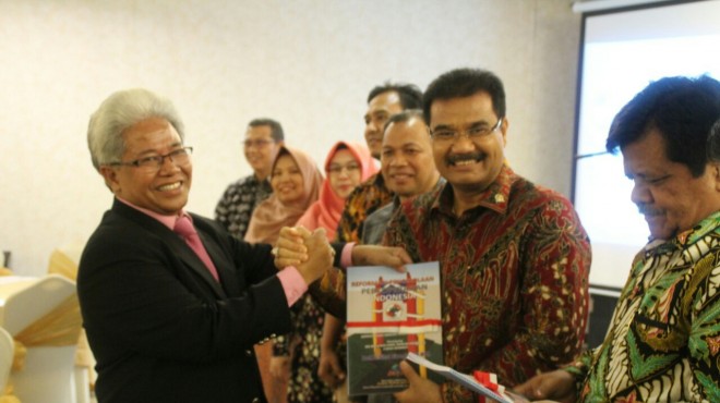 Sutan Adil Hendra dalam Acara Bedah buku karangan Prof. Dr. Sihol Situngkir, MBA tentang Reformasi Pengelolaan Koperasi di Indonesia di Swissbell Hotel Jambi (22/12).  