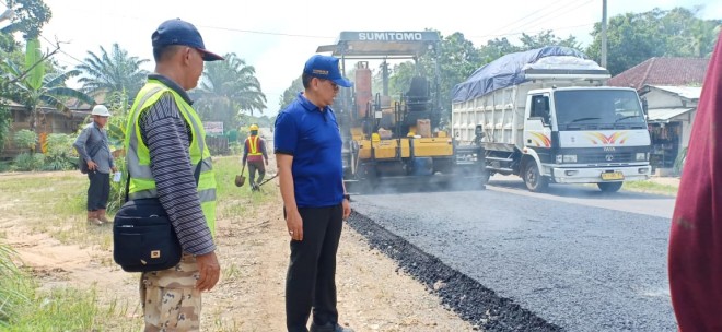 H Bakri tinjau pengerjaan jalan nasional di Jambi. Foto: Dok Jambi Update