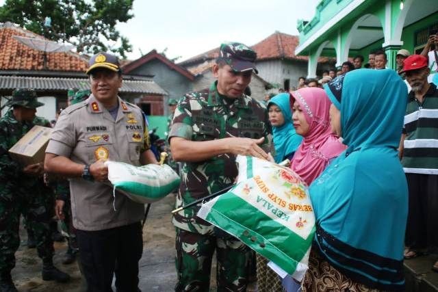 Bantuan kemanusiaan dari Kodam II/Swj dan jajarannya ini langsung diserahkan secara simbolis oleh Pangdam II/Swj Mayjen TNI Irwan, S.I.P., M. Hum., dan Kapolda Lampung kepada korban bencana alam tsunami di Desa. Way Mulih, Kec. Rajabasa, Kab. Lampung Selatan. (FOTO IST)