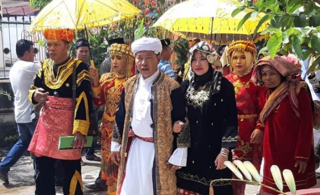 Dokter Medrin Joni saat upacara penganugerahan gelar adat di Kota Keras, Pesisir Bukit, Sungai Penuh Minggu kemarin (23/12). (Foto: ist)