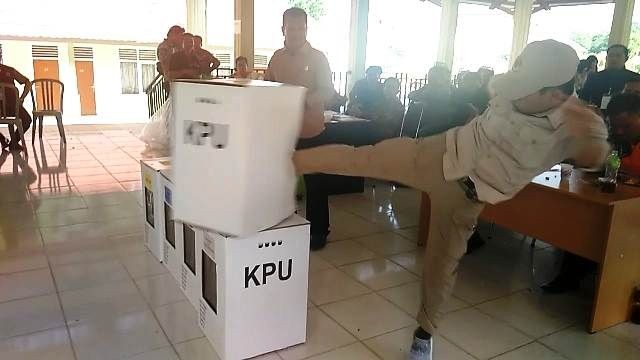 Salah seorang staf menendang kotak suara dalam simulasi yang digelar Komisi Pemlihan Umum (KPU) Provinsi Jambi dan Tanjabtim.  FOTO : IST/JE    